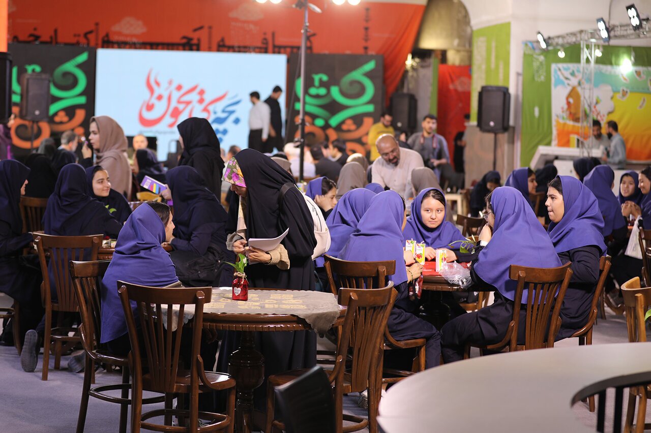 دورهمی به صرف بازی، گفت‌و‌گو و کتاب