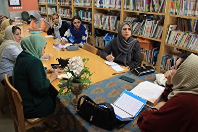 عکس؛ خوانش گروهی کتاب «نورالدین پسر ایران» در کتابخانه تلاش ‎