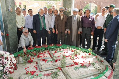 عکس؛ آیین غبار روبی گلزار شهدای گمنام فرهنگسرای ولاء