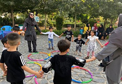 عکس؛ اتوبوس دوست داشتنی، خانه‌ی کودک سیار شهر شکوفه‌ها در مجتمع خواجوی کرمانی