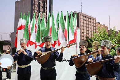 عکس؛ اجرای موسیقی آذری در میدان هفت تیر تهران