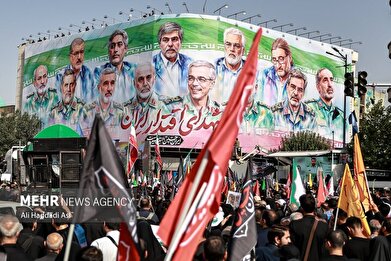 تصویر شهدای اقتدار ایران روی دیوارنگاره میدان انقلاب