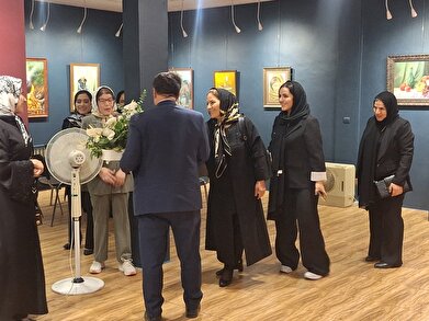 عکس؛ برپایی نمایشگاه «بازتاب رنگ» در فرهنگسرای نهج‌البلاغه