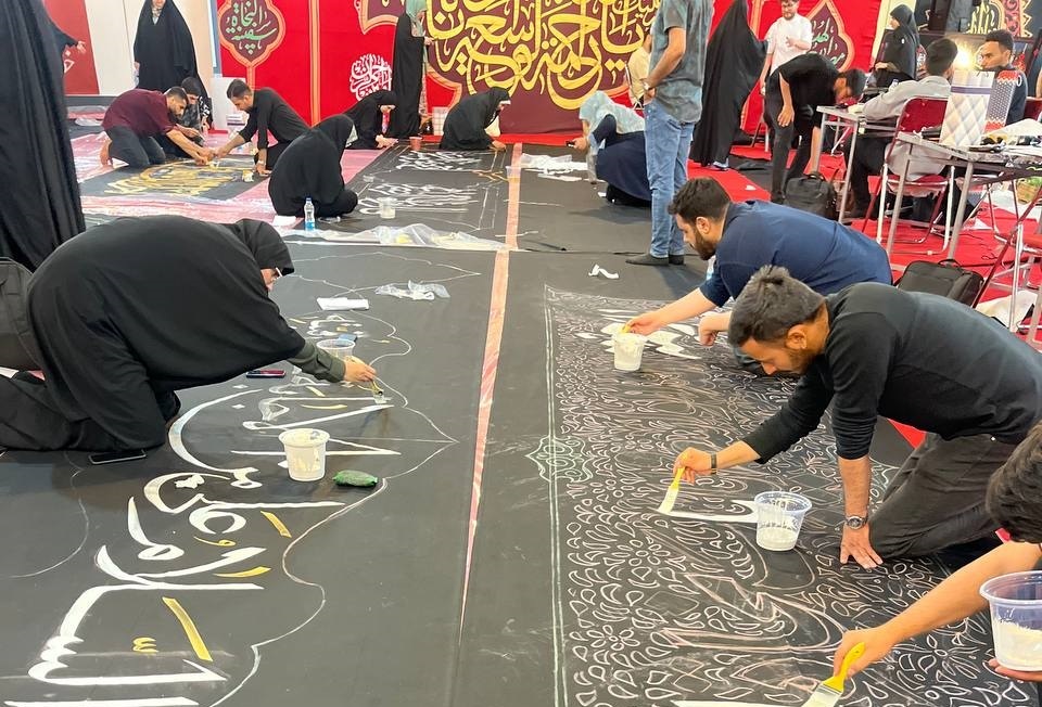 کتیبه‌نویسی به صورت بداهه در مسیر راهپیمایی جاماندگان اربعین حسینی