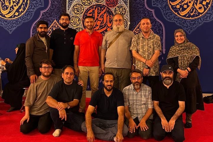 کتیبه‌نویسی به صورت بداهه در مسیر راهپیمایی جاماندگان اربعین حسینی
