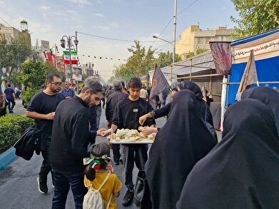 عکس؛ موکب اربعینی فرهنگسرای اخلاق در آیین پیاده‌روی جاماندگان اربعین حسینی (ع)