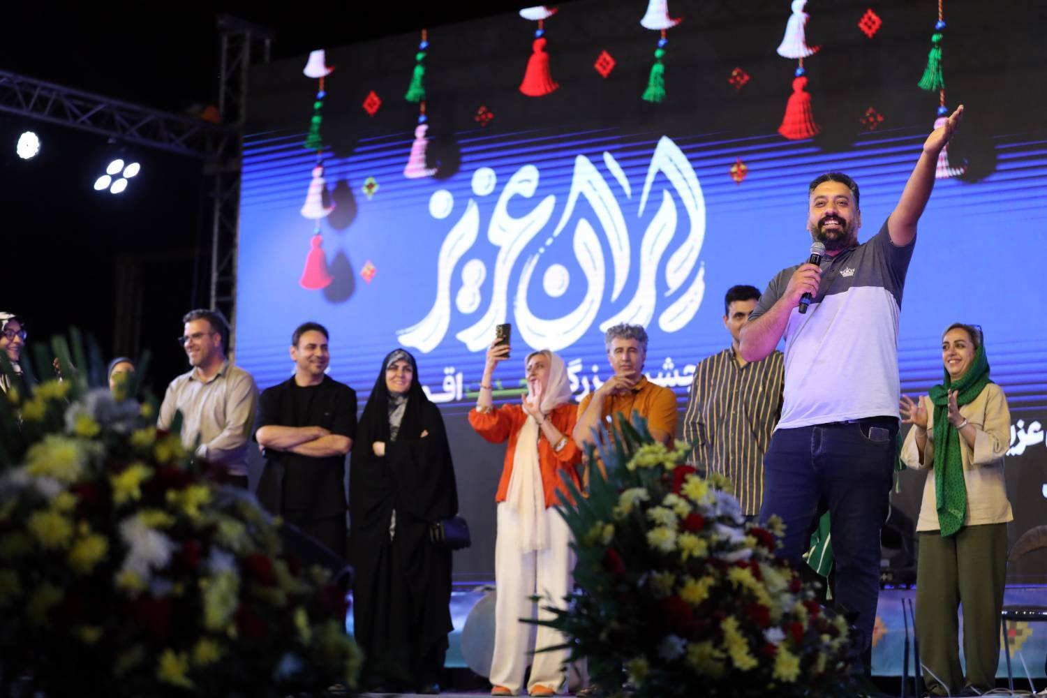 جشن بزرگ ایران عزیز با هدف نمایش وحدت اقوام در دریاچه شهدای خلیج فارس(چیتگر) در حال برگزاری است
