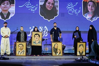 عکس؛ تجلیل از خانواده شهدای جنگ ۱۲ روزه در جشن ایران عزیز