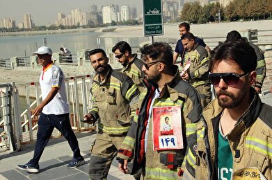 عکس؛ مسابقه دوی ویژه آتش‌نشانان در دریاچه شهدای خلیج فارس