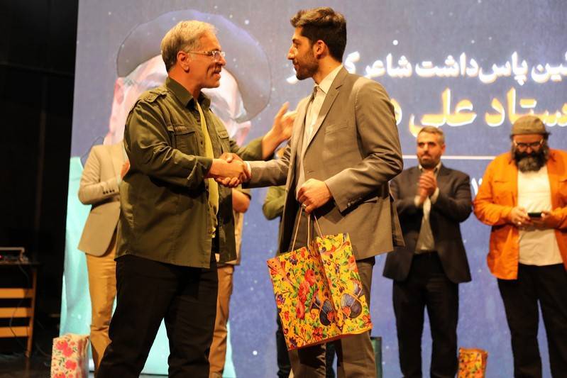تقدیر از علی داوودی شاعر برجسته در آیین اختتامیه نخستین جشنواره ملی شعر خاوران