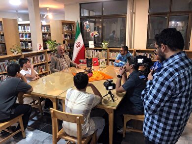 عکس؛ گفت‌و‌گو با آزاده دوران دفاع مقدس در فرهنگسرای عطار نیشابوری