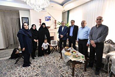 عکس؛ دیدار با خانواده شهید با حضور جمعی از کارکنان منطقه ۳