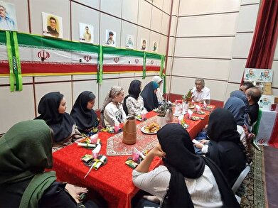 عکس؛ عصرانه ادبی به همت فرهنگسرای رویش