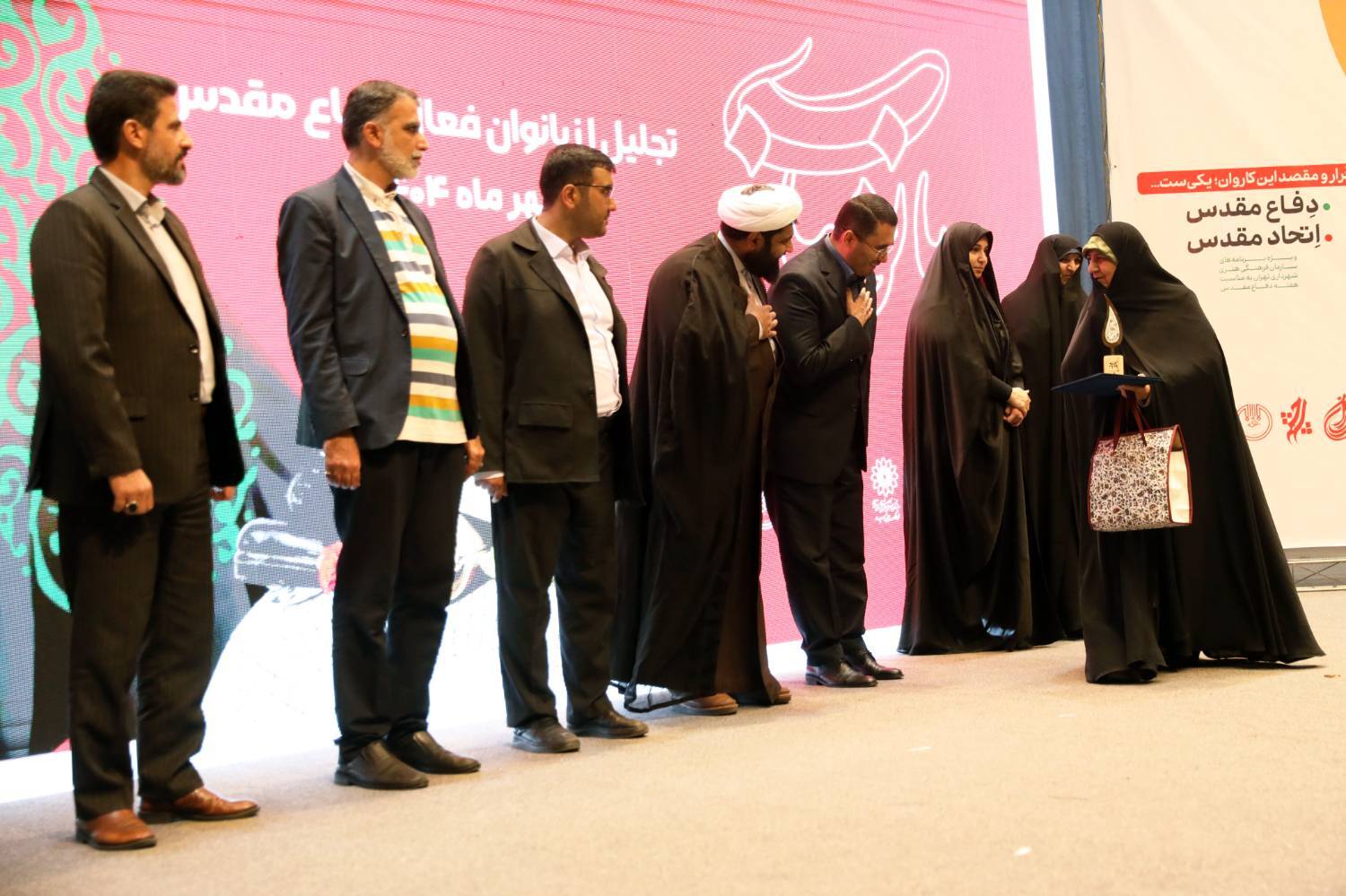 «بانوان مبارز» تجلیل شدند/ از فیلمساز و امدادگر جنگ تا همسر شهیدان شادمانی و طهرانچی