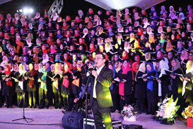 عکس؛ اجرای گروه کُر مادران شهر تهران در بوستان آب و آتش