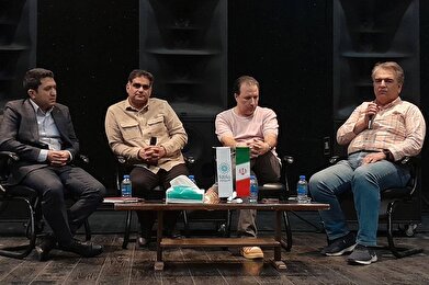 عکس؛  اکران و نقد و بررسی فیلم سینمایی «لاک‌پشت» در فرهنگسرای اندیشه