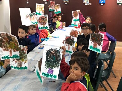 عکس؛ کارگاه نقاشی «درخت پاییزی» در نگارخانه آبی فرهنگسرای امید