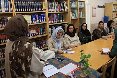 عکس؛ کتابخوانی گروهی «دلیل آفتاب» در کتابخانه تلاش