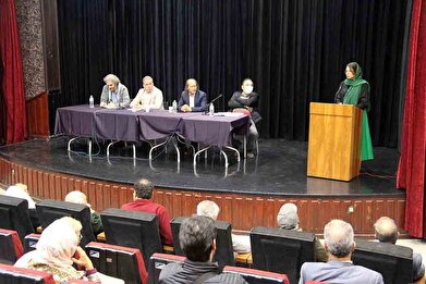 عکس؛ پنجمین نشست تخصصی شعرخوانی و تحلیل شعر «ترانه مهر» در فرهنگسرای ابن سینا