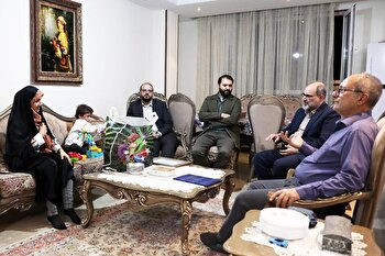عکس؛ دیدار سرپرست سازمان فرهنگی هنری با خانواده کوچک‌ترین شهید جنایات صهیونیستی در ایران