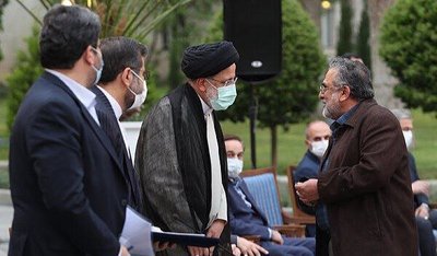 جواد شمقدری هم در گفت‌وگویی با سینماپرس با تسلیت شهادت آیت الله رئیسی ضمن اشاره به ویژگی‌های مدیریت ولایی ایشان این چنین گفته است: در این روزهای سخت و جابه‌جایی‌ها باید بیش از گذشته مراقب جریان‌های مخوف نفوذ در همه حوزه‌ها بود تا اینجا ما شاهد بودیم خداوند به اخلاص عمل آیت الله رئیسی راه‌ها را می‌گشود و هرزه‌ها را عقب می‌زد.